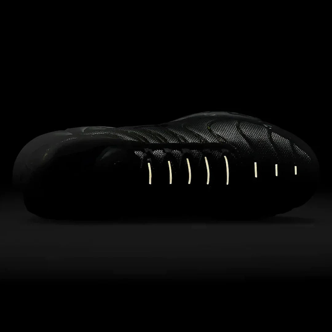 Nike vapormax plus tn black sales and white