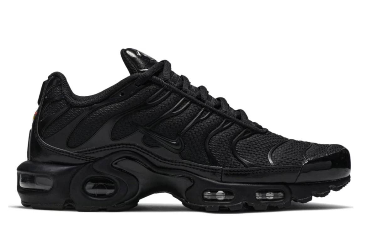  Hectickixs – Nike Air Max Plus TN Triple Black sneakers featuring an all-black mesh upper, tonal wavy overlays, and stealthy Tuned Air cushioning for a sleek, monochrome look